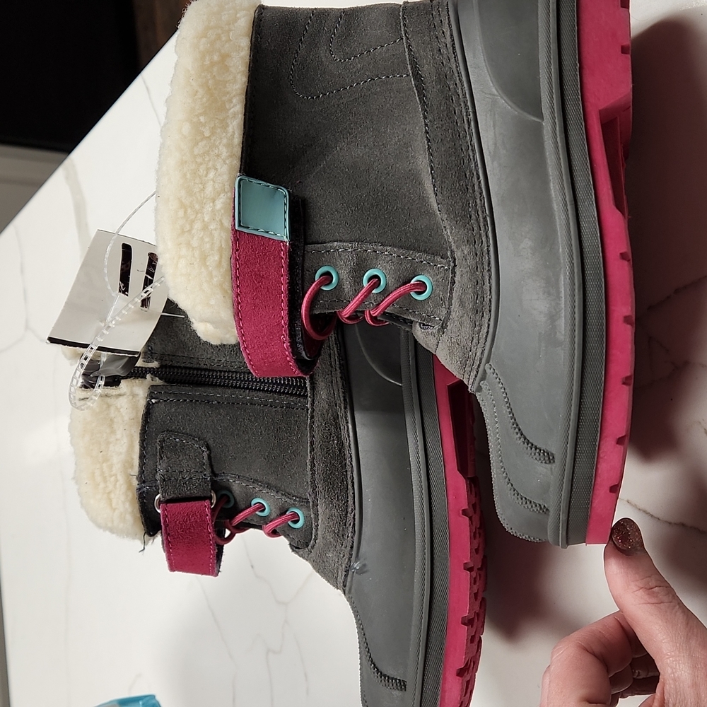 NWT girls size 11 winter weather boots Cat and Jack. Pink and gray